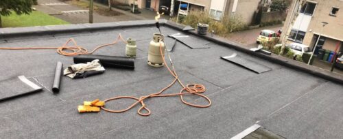 Bitumen dak ondergaat dakrenovatie